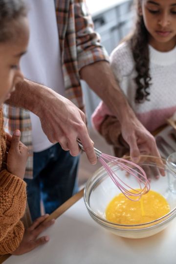 kids cooking eggs