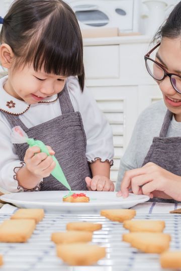 kids decorating cookies